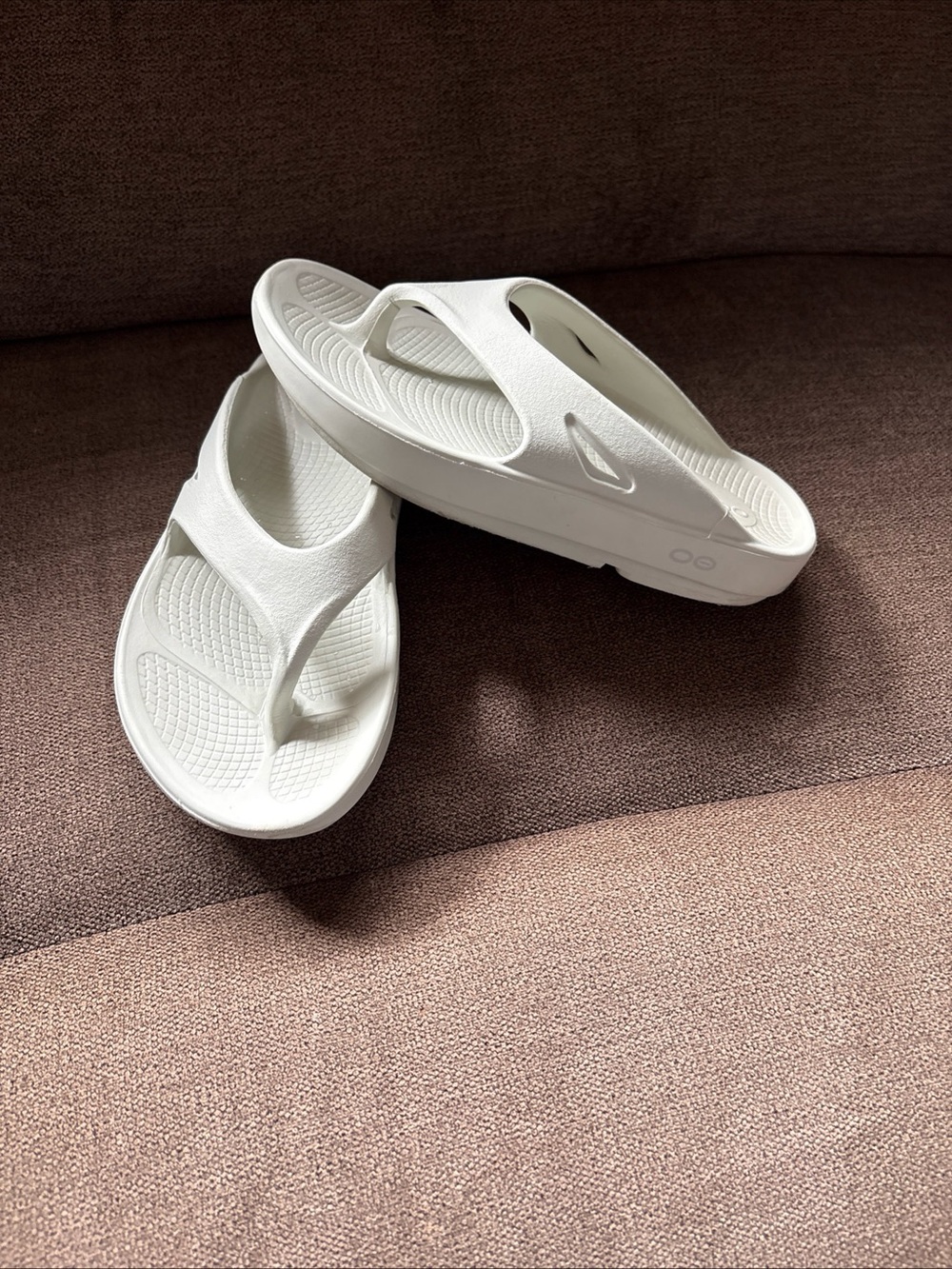 OOFOS OORIGINAL Off White chalk Toe Post Recovery Sandals Women's Size 5